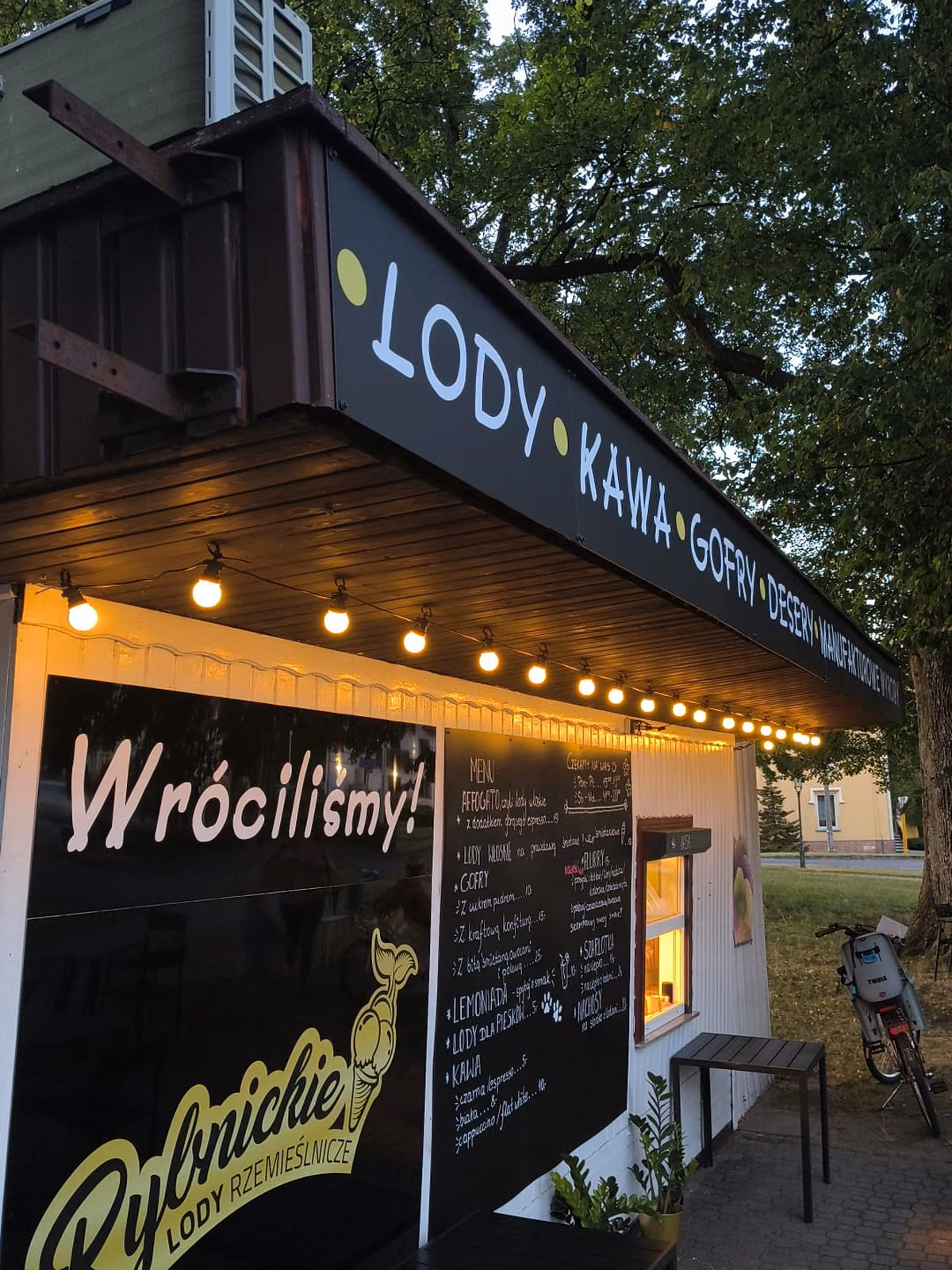 Tablica z sezonowym menu przed lodziarnią w Rudach Raciborskich